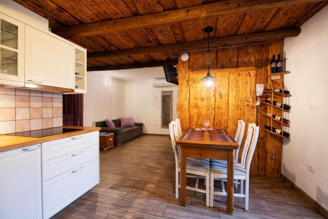 Touristfarm - Apartments "Red Fairytale" Марезиге Экстерьер фото